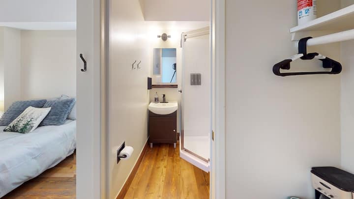 Douglas Suite #1 - Powell River