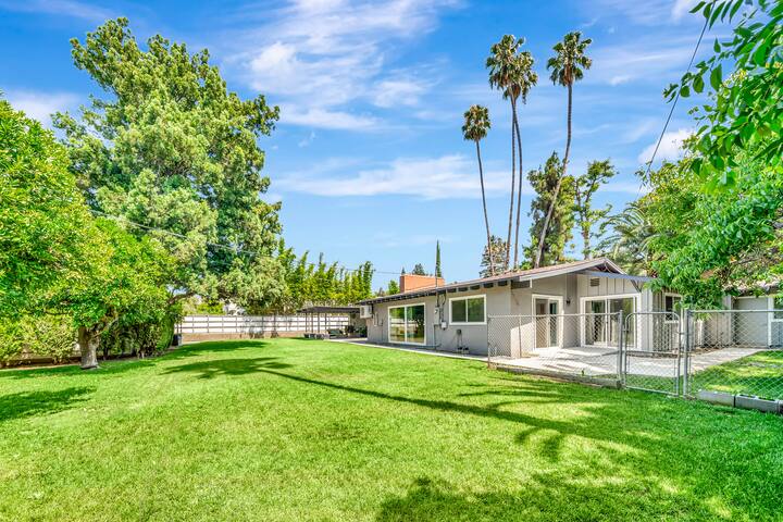 Bright 5BR Home w/ TVs in Every Room + Backyard gallery image 4