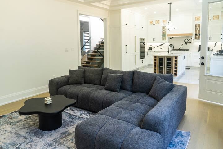 Cozy Modern Family Home • 5BR