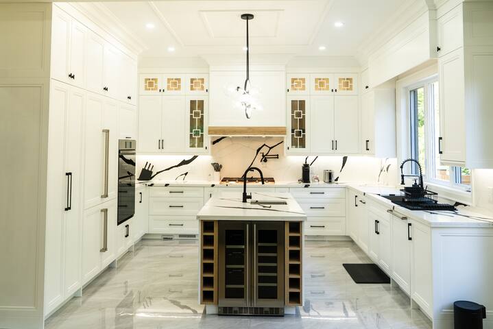 Cozy Modern Family Home • 5BR gallery image 3