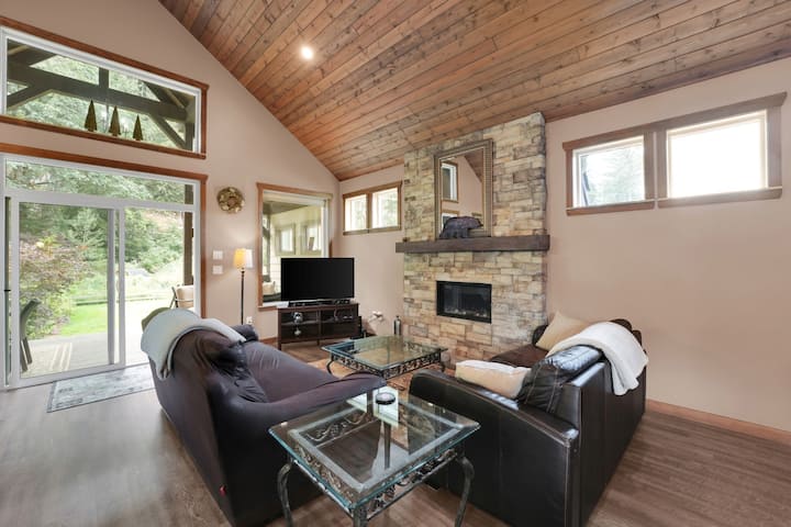 Beautiful Harrison Chalet 3 - Harrison Hot Springs
