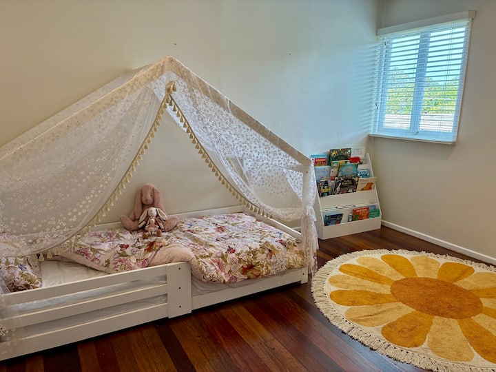 Spavaća soba na katu (dovoljno velika da se na zahtjev može dodati dvostruki zračni madrac)