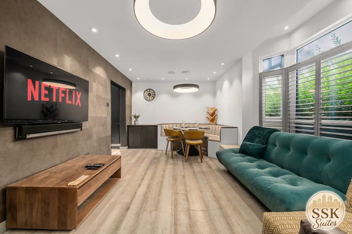 The West Didsbury Retreat | Cinema | Sleeps 8 - Manchester
