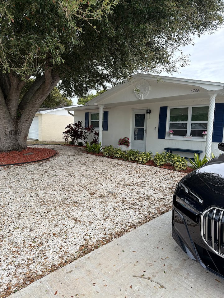 Cozy Sunshine Retreat - Tarpon Springs, FL