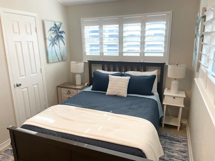 Dhomë gjumi e bukur "queen". Dollap, dollap, stenda nate, abazhurë, ventilatorë tavani të ndriçuar dhe dollap.   Ndan banjën (vetëm dush) me dhomën e gjumit 3. 