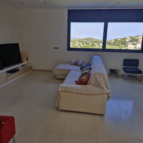 Popular Airbnb listing: Family home, private pool, 5 minutes from the beaches in Cunit