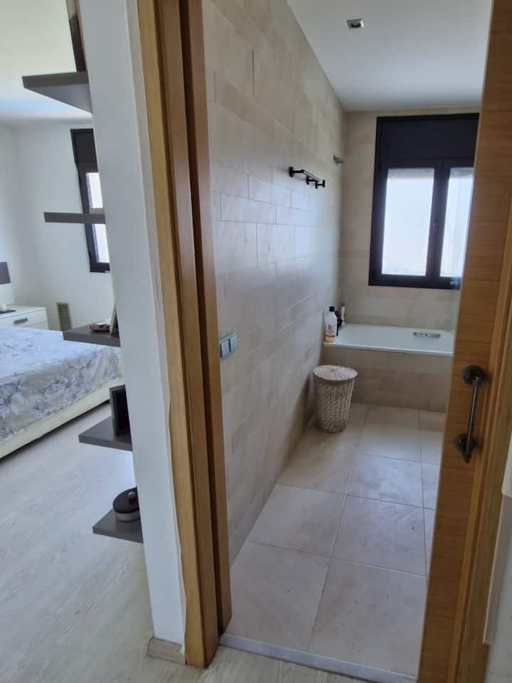 ห้องสวีทพร้อมเตียงขนาด 180 ซม. ตู้เสื้อผ้า ห้องน้ำพร้อมฝักบัวและอ่างอาบน้ำ เครื่องปรับอากาศ และหน้าต่างที่มองเห็นวิวสวยงาม