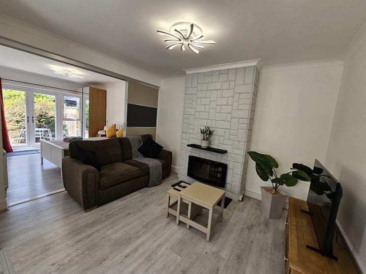 Fantastic 4 Apartments (Ground Floor With Patio) - Romford