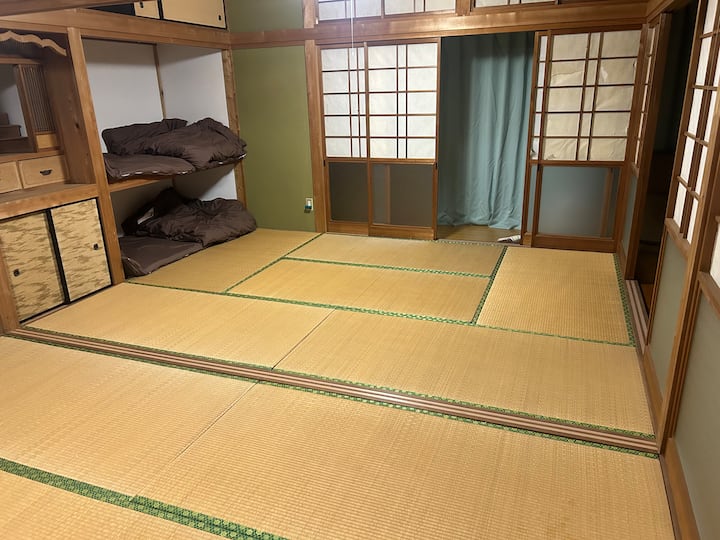 الغرفة متصلة بـ 8 حصائر تاتامي و6 حصائر تاتامي.
من الممكن أيضًا التقسيم إلى الفرشاة.