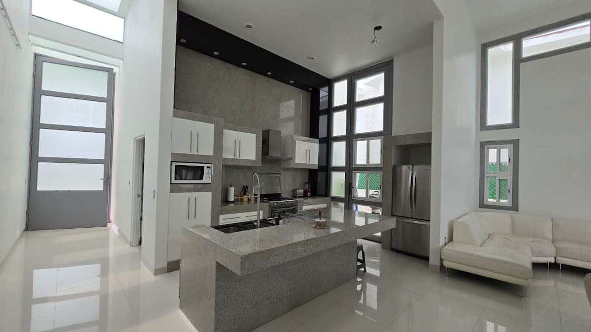 Anuncio de Airbnb popular: Himalayan House en Fraccionamiento Lomas De Cocoyoc