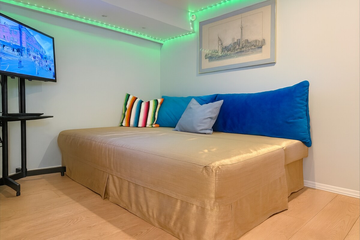 在Rogers Infinite TV、Netflix或Prime上观看您最喜爱的体育节目、电影。 这张照片显示沙发变成了一张标准双人床-在前面的褶皱下，有一个小木柄-向前拉，然后将后面向下拉。 