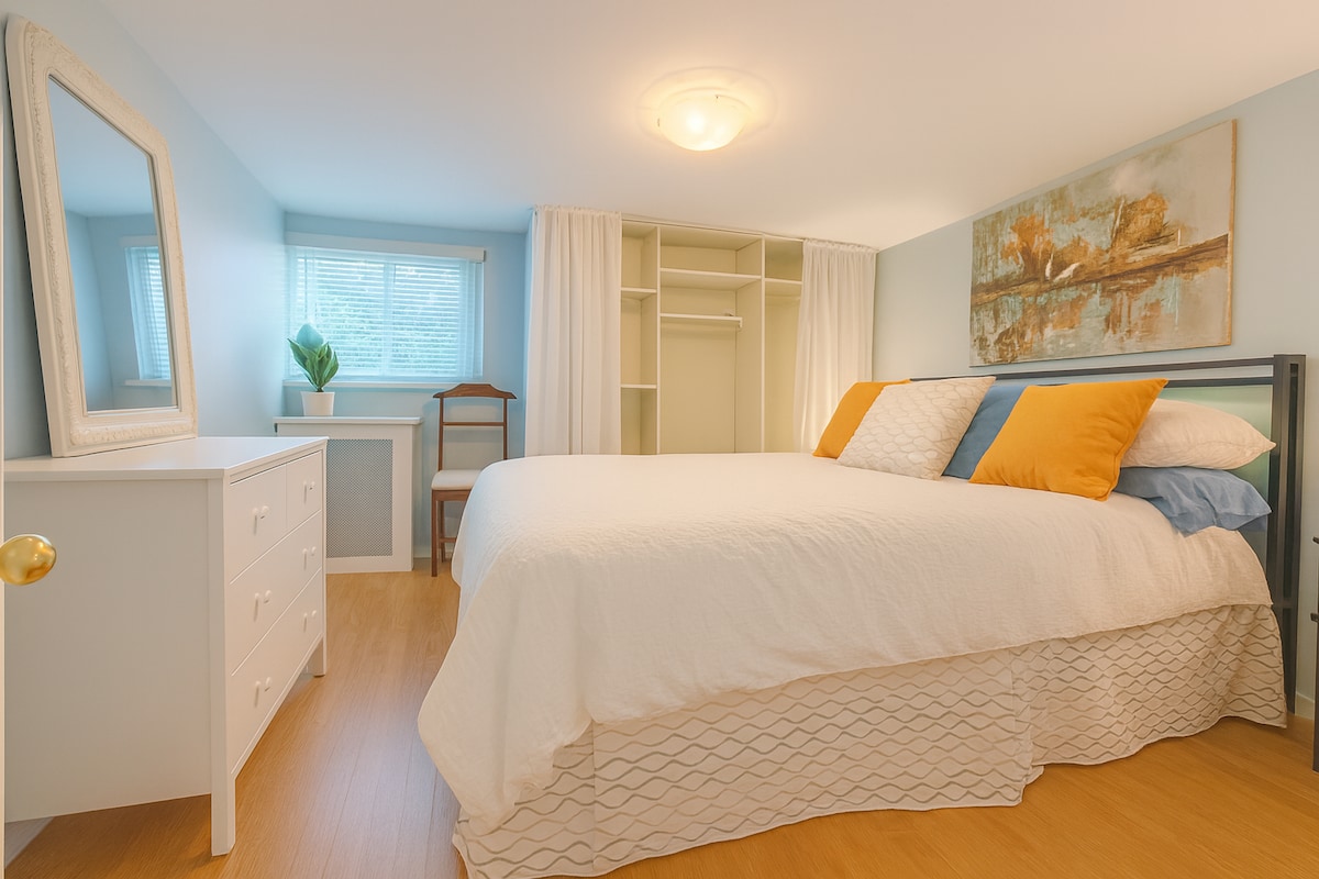 舒适的标准双人床、软垫床头板、储物柜、带可调节LED灯的充电站、2个USB端口、2个标准插座、2张带灯的床头柜、3个抽屉梳妆台、行李箱架、带衣架的衣柜；安全保险箱，可存放贵重物品