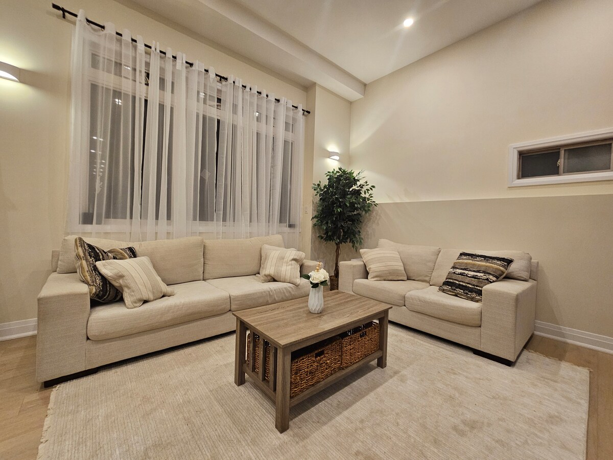 温馨舒适的客厅，配有舒适的座位，非常适合观看电影、玩游戏或放松身心 