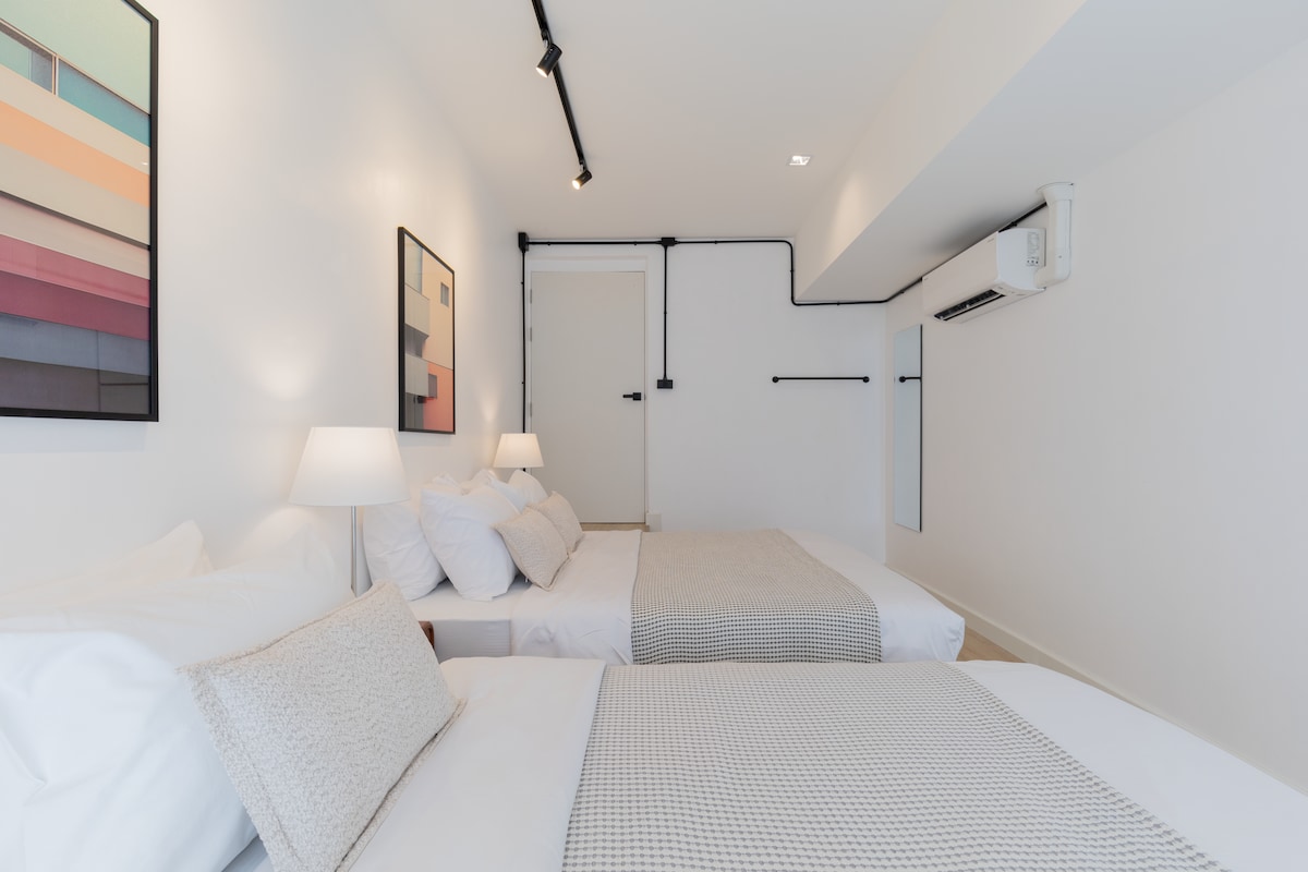 Chambre n° 2 pour 3 personnes (un lit queen size et un lit simple)