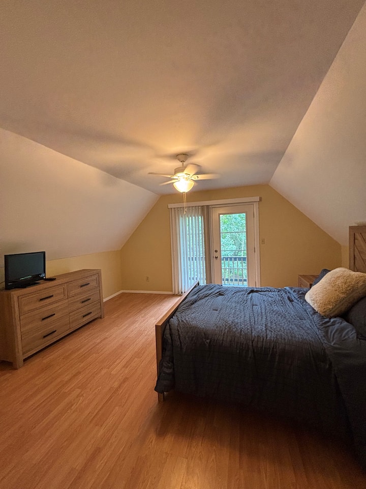 Cama tamaño queen, acceso a un pequeño balcón, armario grande, TV, aire acondicionado 