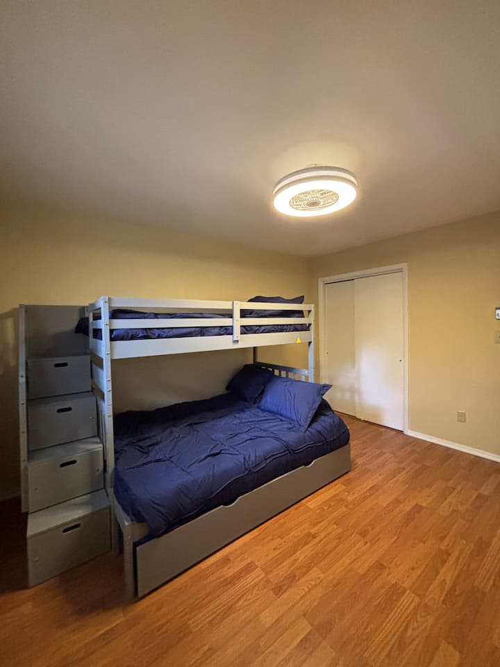 Litera, litera superior doble, litera inferior completa, nido extraíble doble en la parte inferior, aire acondicionado, armario grande 