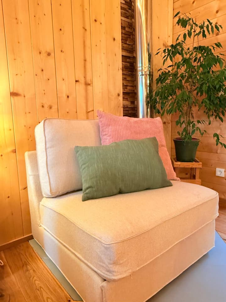 זוהי ספה נפתחת/כורסה - יש לנו שתיים כאלה בסלון כדי להתאים את הדירה לאירוח 4 אנשים. 