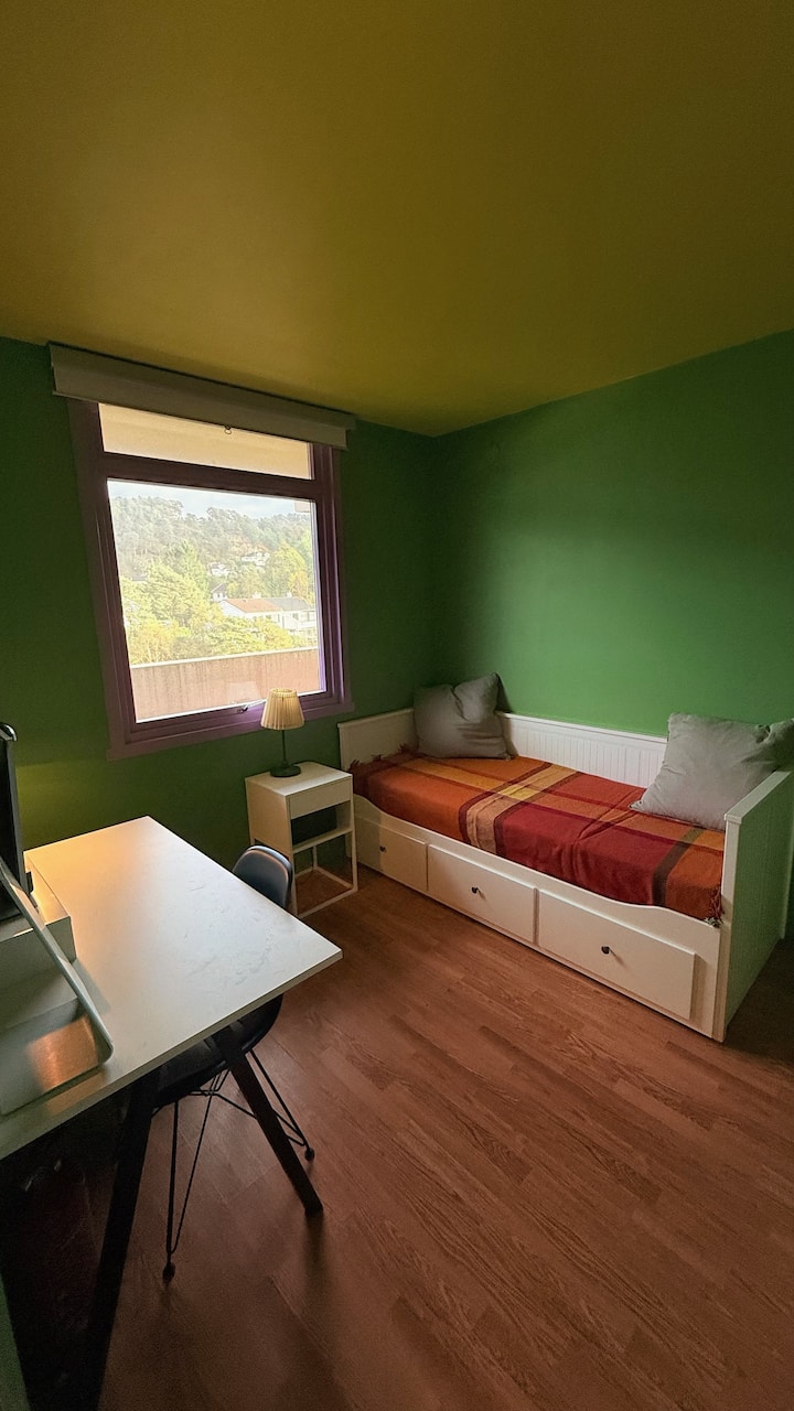 חדר שינה. ניתן למשוך את המיטה ל-160 ס"מ כך שיש מקום לשני אנשים