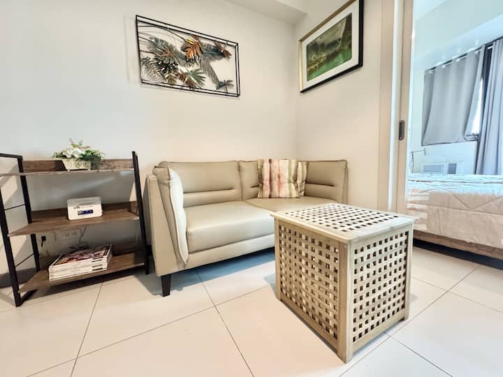 Charming 1br With Balcony | Kl Tower Makati - Makati