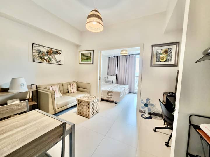 Charming 1br With Balcony | Kl Tower Makati - Makati