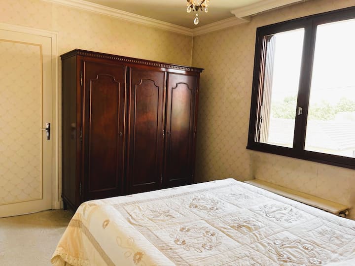 La habitación familiar de la casa consta de una habitación doble y una habitación infantil conectadas.
Una cama doble grande y una cama individual - 3 mesitas de noche - 1 armario