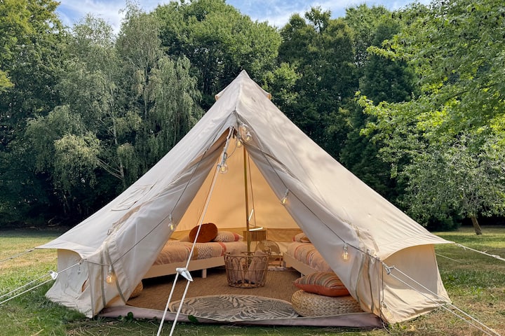 De glampingkamer (tent voor 2 personen met echte bedden van 90 x 200 cm) is alleen beschikbaar tijdens de zomerperiode van juni tot september.