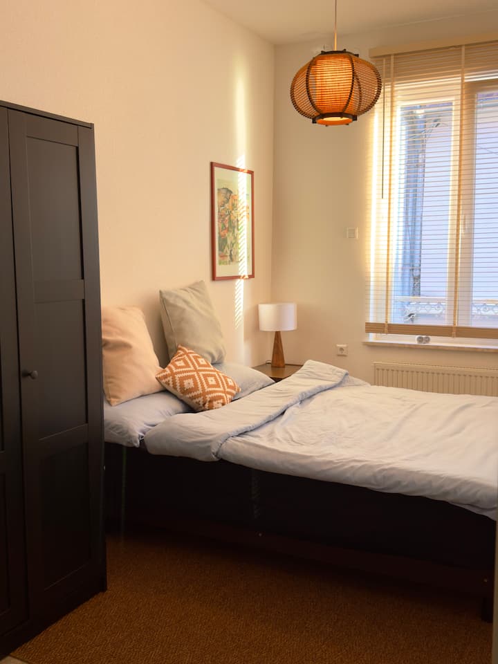 Segundo dormitorio con una cama tamaño queen