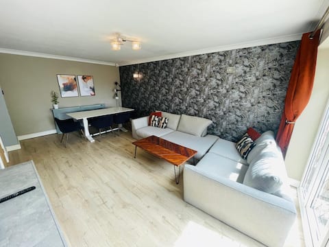 Popular Airbnb listing: The Modern Bay - Stylish 5-bed Retreat with Garden in Richmond Hill