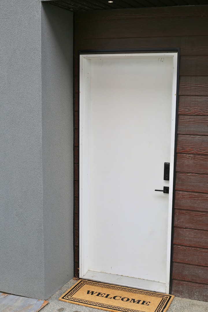 Modern Private Entry Suite • 750sqft •2bdrm/2queen - Kelowna