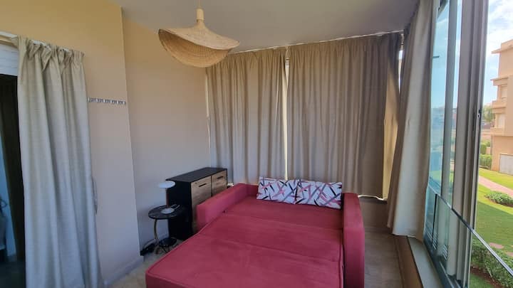 divan me 2 dhoma gjumi (panorama) me tavolinë tavoline, arkë magazinimi, tavolinë pranë krevatit, tavolinë me 3 karrige me pamje nga oqeani, pishinë dhe kopsht. me grila të errëta.