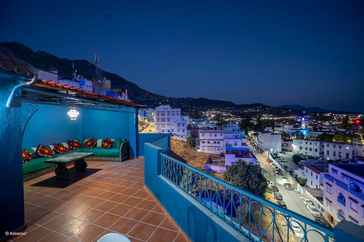 Spacious Blue Haven | 2br & Rooftop Views - Szafszawan