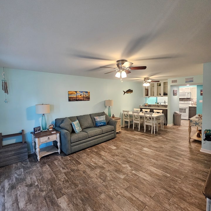 Дневна соба со поглед кон трпезаријата.