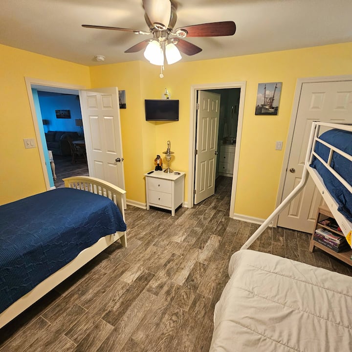 Втора спална соба со двокреветна соба на целосни кревети со тркалце и посебен брачен кревет (широк 150-179 см) со доволно простор за семејството. Паметен телевизор на ѕид со кабел.