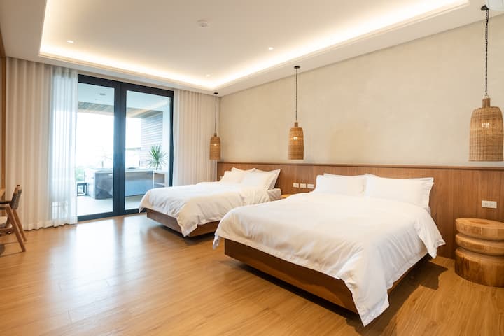 בחדר הזה יש ג'קוזי עם נוף מהמם.   השימוש בג'קוזי מחויב בנפרד. יש לפנות ישירות למארח לקבלת פרטים