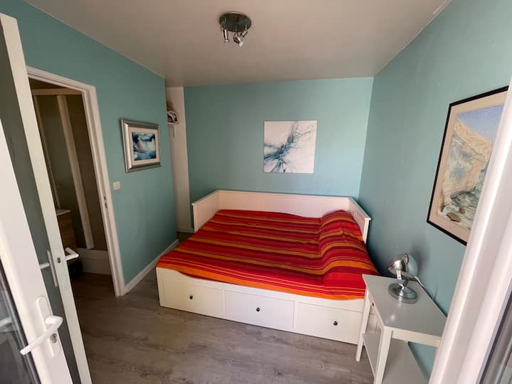 חדר זה ממוקם באגף הנפרד, בחלק האחורי של הגינה