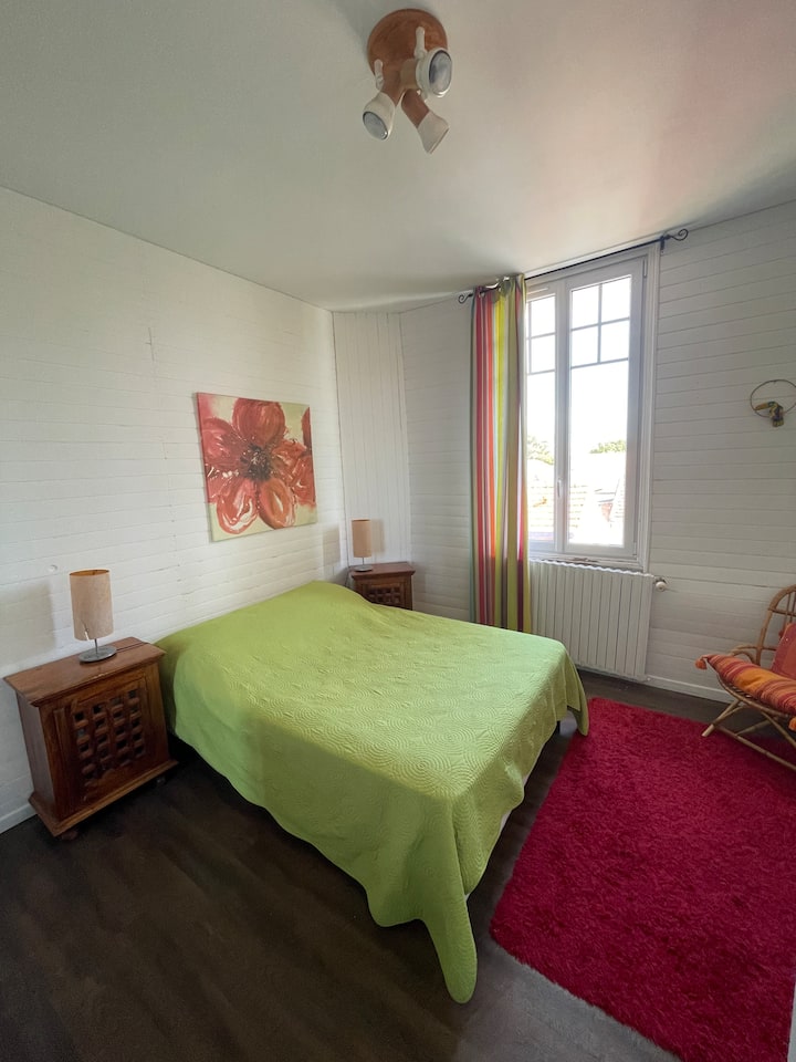 חדר שינה בצד הדרומי, בקומה הראשונה, המשקיף על הגינה