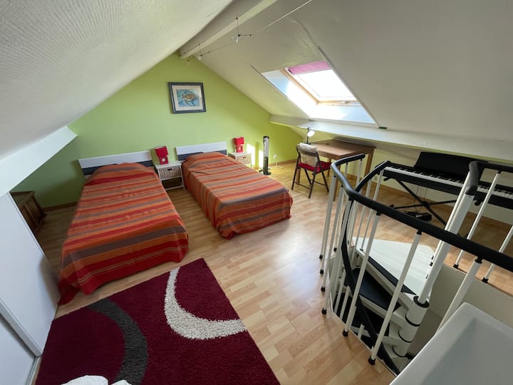 חדר שינה בקומה השנייה, מתחת לגג. מצוידת ב -2 מיטות שאפשר להפגיש 