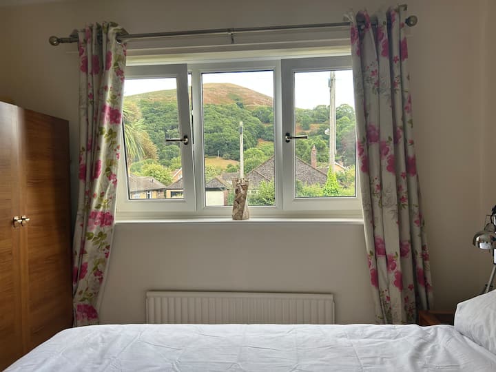 可欣赏Ragleth山景。