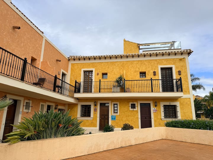 Fachada del dúplex de estilo colonial en Desert Springs.
