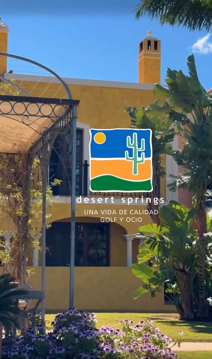 Entrada del resort Desert Springs: golf y ocio con calidad de vida.