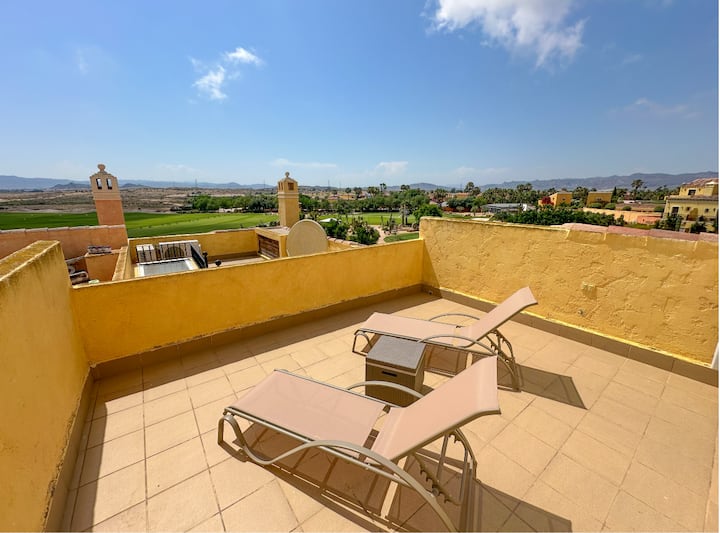 Solárium con magníficas vistas a la Casa Club y al campo de prácticas.