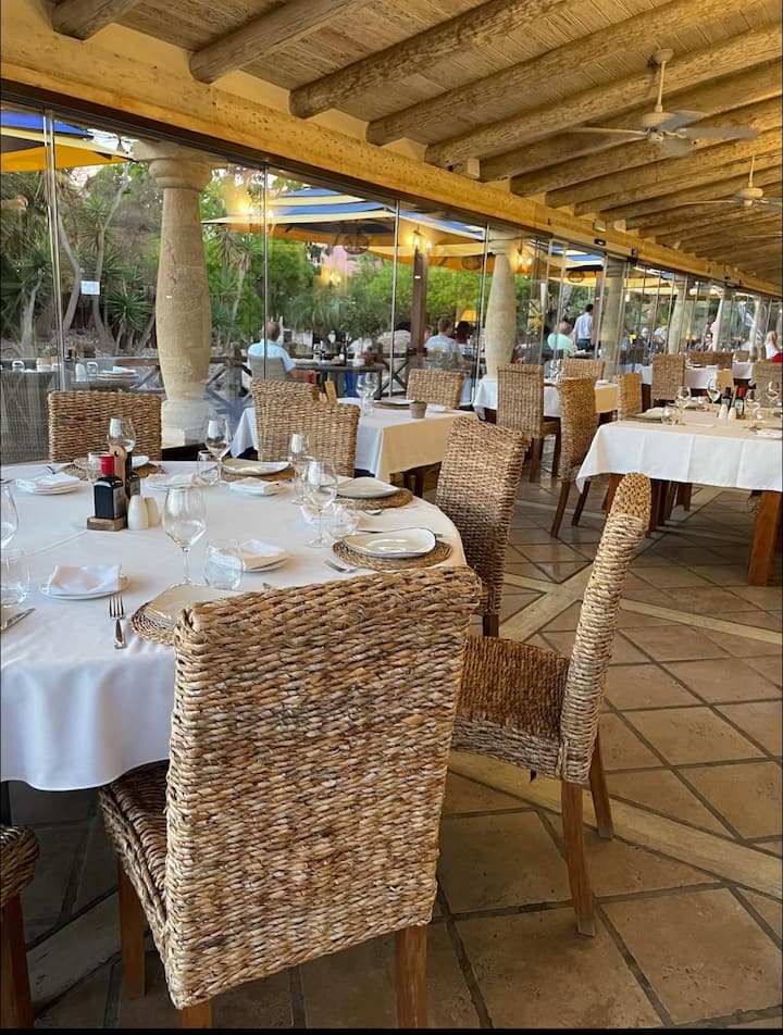 Mesas vestidas en El Torrente: gastronomía a pasos de casa.