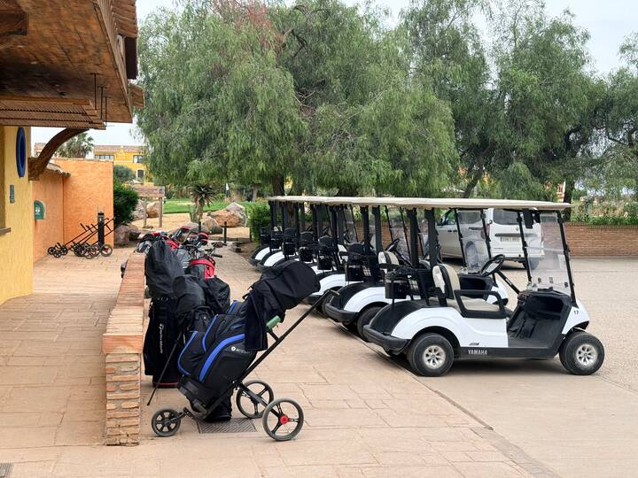 Buggies y palos listos junto a la Casa Club.