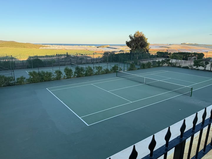 Pista de tenis con vistas al valle.