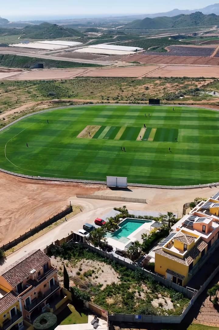 Campo de cricket dentro del resort: un plan diferente.