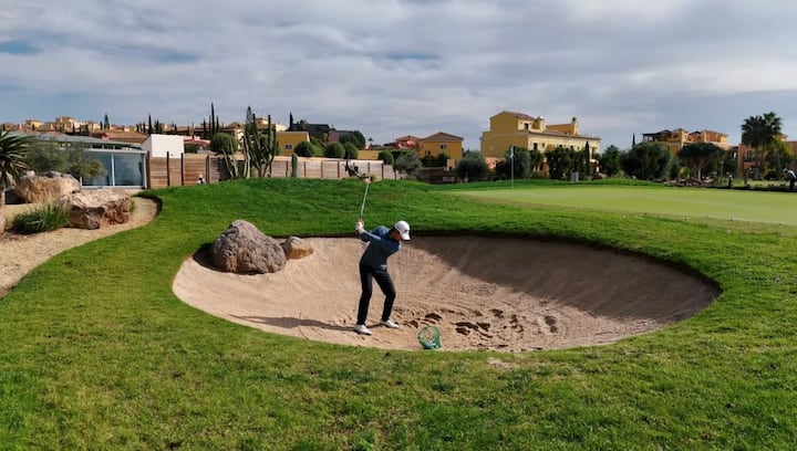Bunkers y greens cuidados al detalle para los amantes del golf.