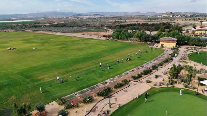 Zona de prácticas amplia para perfeccionar tu swing.