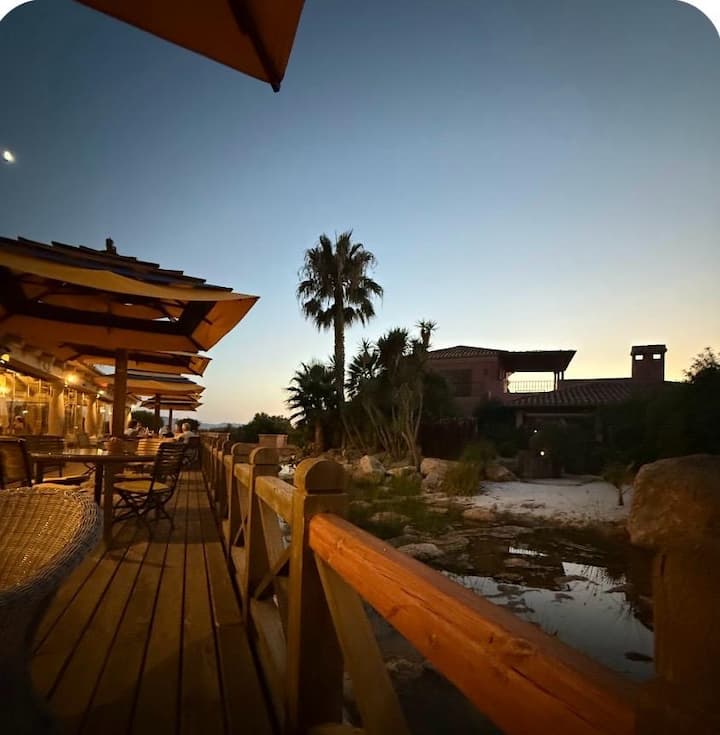Relájate en la terraza del restaurante al atardecer.