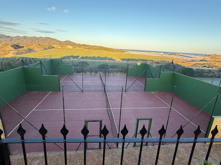 Pistas de pádel del resort para echar unos partidos.
