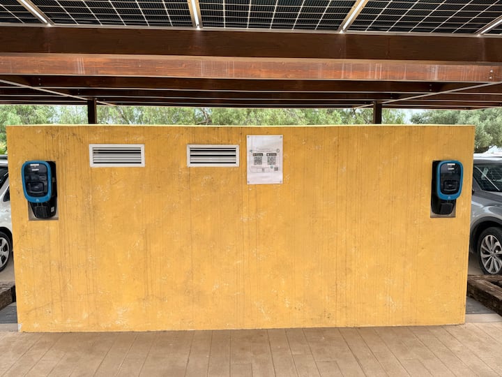 Punto de recarga para vehículos eléctricos en el resort.